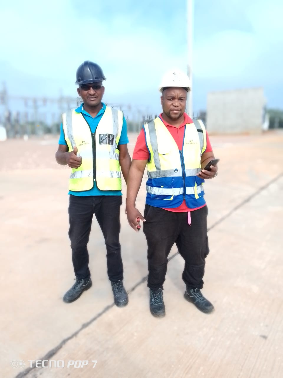 o nosso maneger montando uma camera de seguranca numa casa ca em mocambique